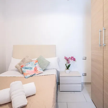 Domus Lodi Urban I Homestay *