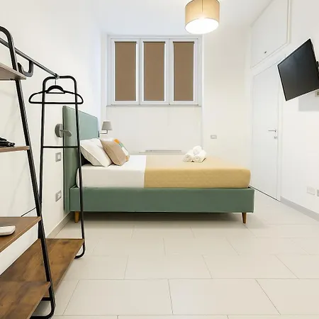 Domus Lodi Urban I Homestay *