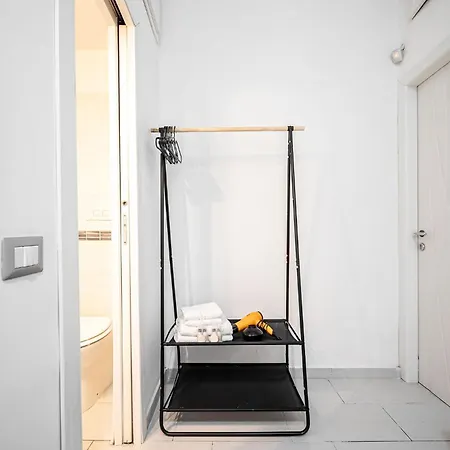 Domus Lodi Urban I Homestay *